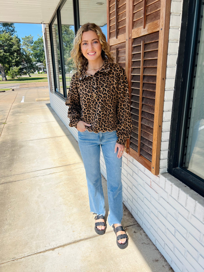Pullover Leopard Three Button