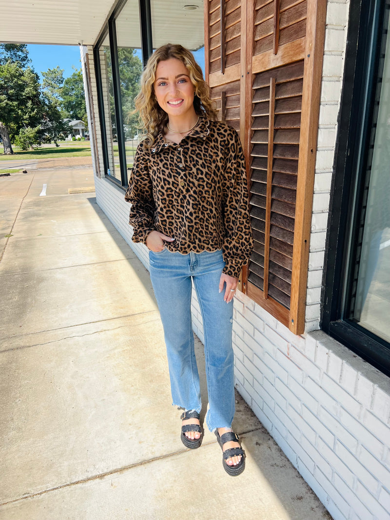 Pullover Leopard Three Button