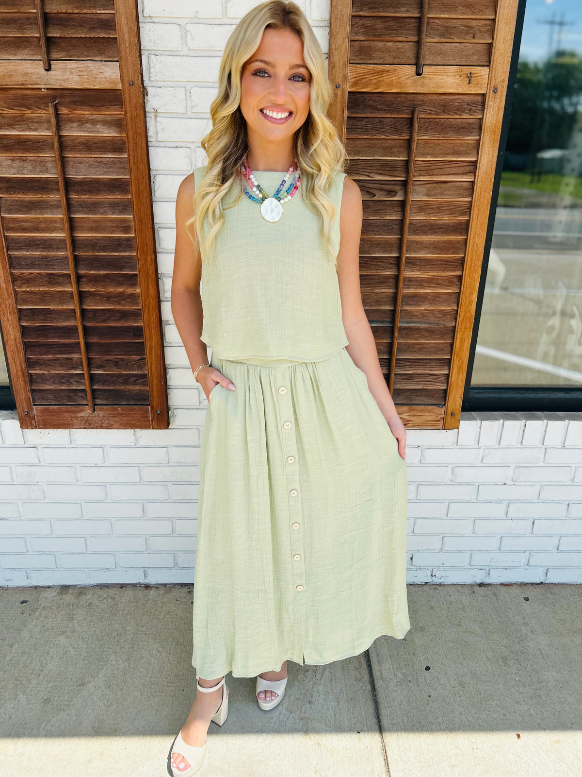 Round neckline Sleeveless Back button Back Top and Skirt Set