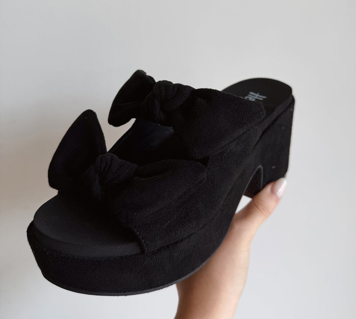 CORKYS PUT A BOW ON IT
Black Faux Suede
