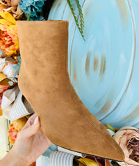 CORKYS GOLD DIGGER - Camel Suede Booties