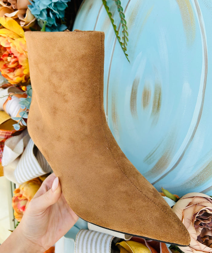 CORKYS GOLD DIGGER - Camel Suede Booties