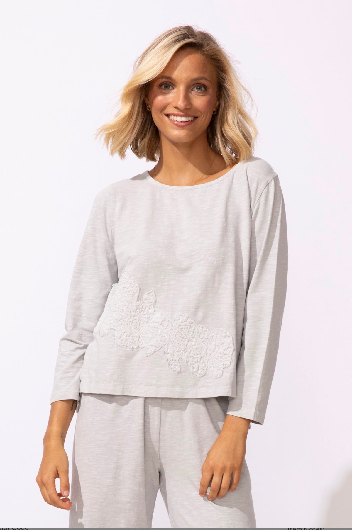 ESCAPE  APPLIQUE BOXY TEE