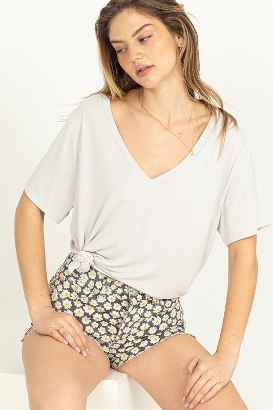 V-NECK SHORT-SLEEVE TOP