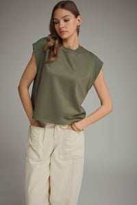 Solid cap sleeve crew neck pullover top.