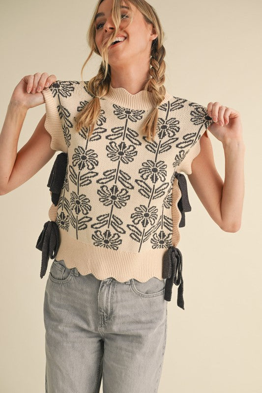 RIBBED SCALLOP FLORAL SWEATER VEST